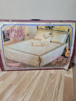 Bed Cover Queen Size 5Pc Set.