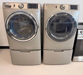 Ge front load washer and dryer dryer set electric on pedestals