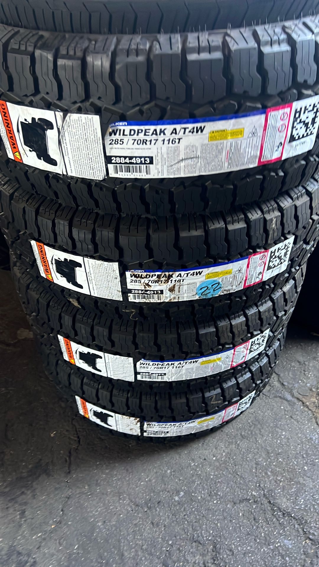 285/70/17 Falken Wildpeak AT4W