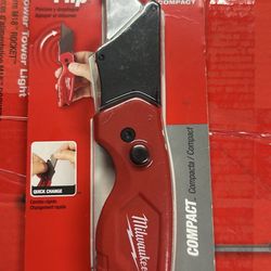 Milwaukee FASTBACK Compact Folding Utility Knife with General Purpose Blade