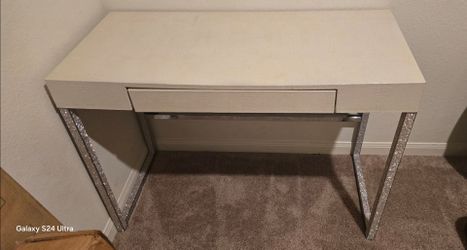 White Vanity Desk with Crystal Legs. Esta un poco floja. RECOGER EN HUMBLE 77396
