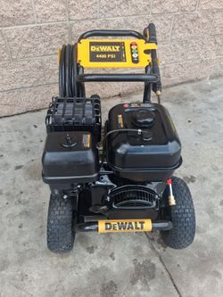 DEWALT
4400 PSI 4.0 GPM Gas Pressure Washer with 420cc Engine, Triplex Pump, Commercial Cold Water Power Washer