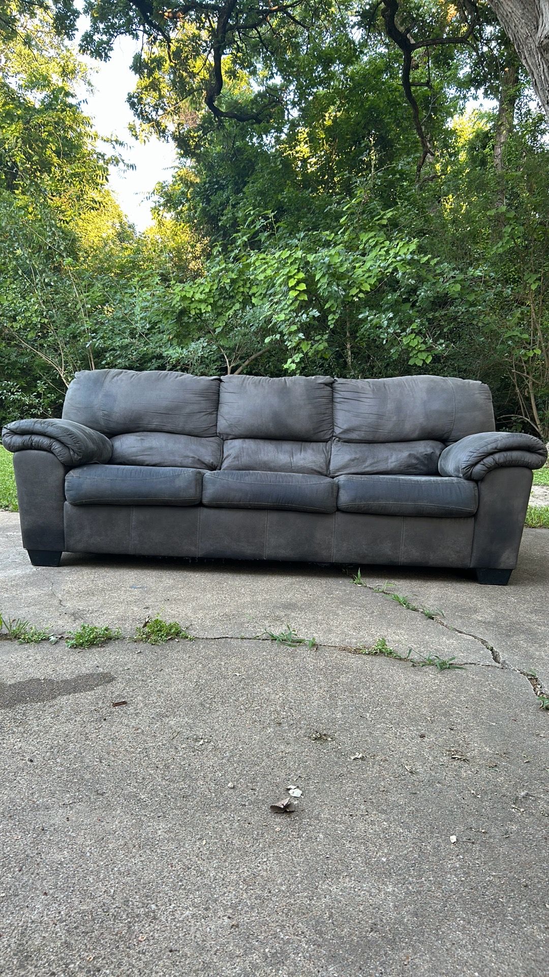 Gray couch/sofa/sillón gris