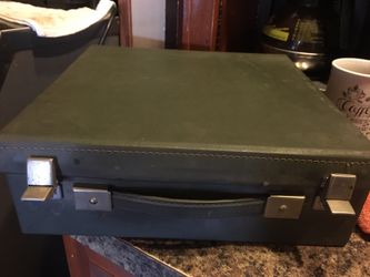 Antique signature 300 typewriter in working condition needs cleaning and a shame but top cover has little rust but for its age still works !!!