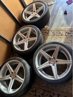22 Inch Niche Wheels with Pirelli Tires for Porsche