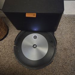 Roomba self emptying robot Vacuum!