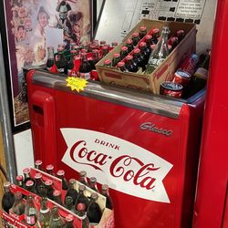 VINTAGE MINT RESTORED LOW COCA COLA MACHINE