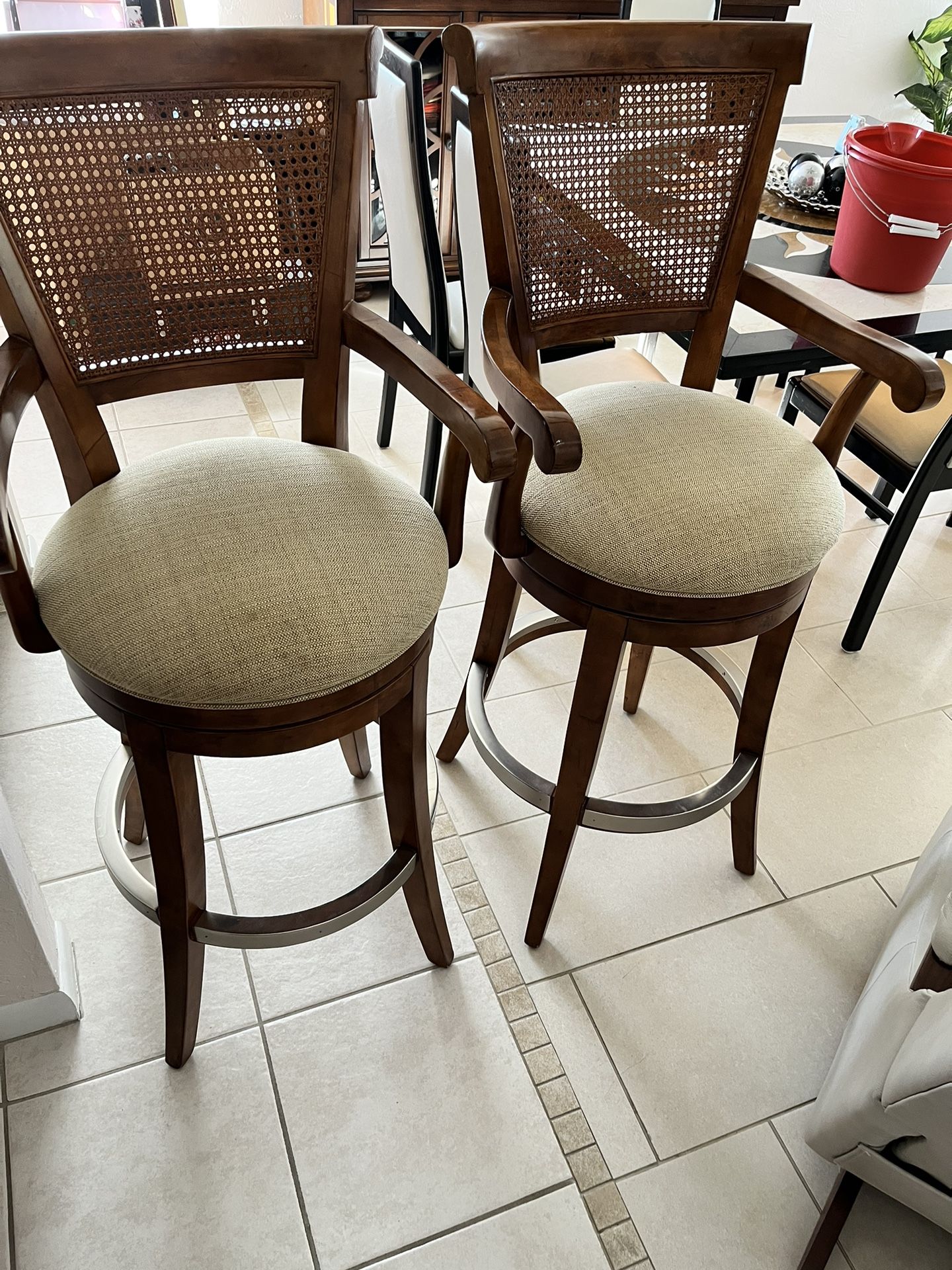 Dos Bellas Banquetas Pura Madera Sólida Y Tapizadas En Excelentes Condiciones