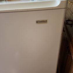 Kenmore Compact Refrigerator 