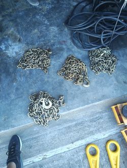 17 Foot Chains With Hooks On The End