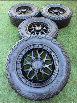Chevy Silverado 2500 wheels Kmc 35x12.50r20