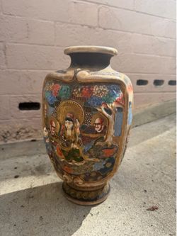 Vintage Japanese Satsuma Style Vase – Hand-Painted, Detailed Relief Design