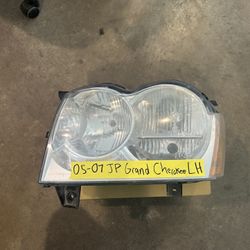 2005, 2006, 2007 Jeep Grand Cherokee Headlight Driver ( Used Car Parts )