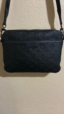 Luis Vuitton men’s crossbody bag