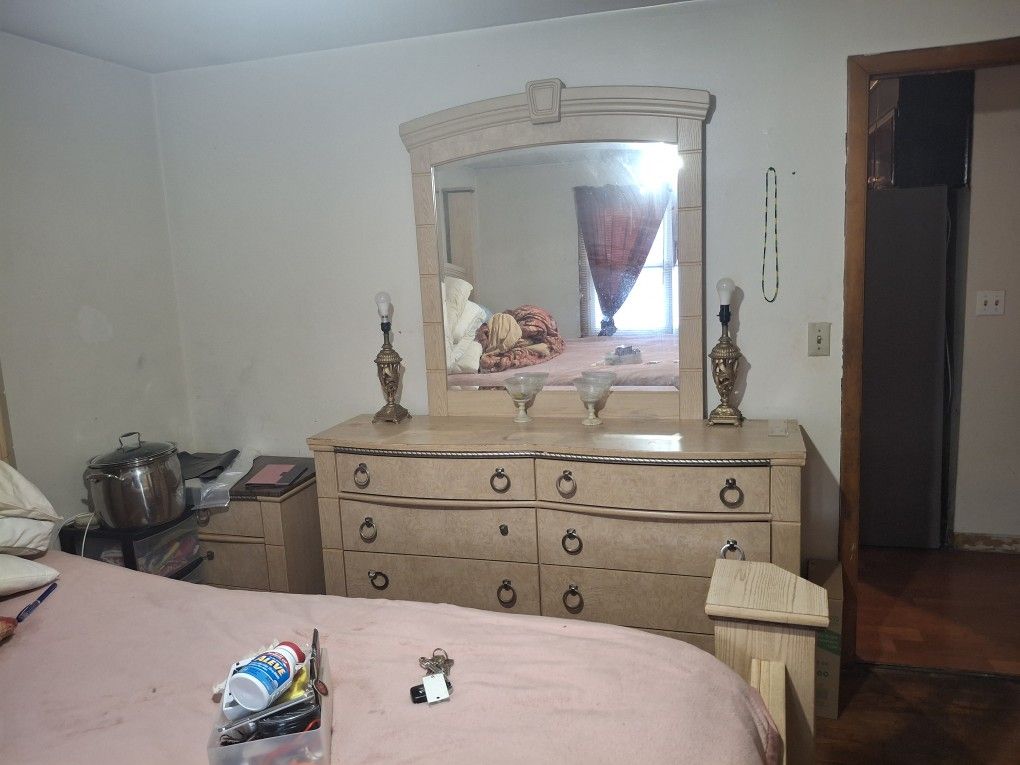 8 Piece Poster Bed Set $700 Obo