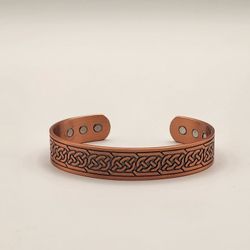 Pure Copper Magnetic Bangle Bracelet – Geometric Pattern, 9 Magnets, 15mm Wide

This solid pure copper bangle bracelet features a clean geometric engr