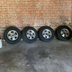 Chevy suburban rims and tires $200 great condition