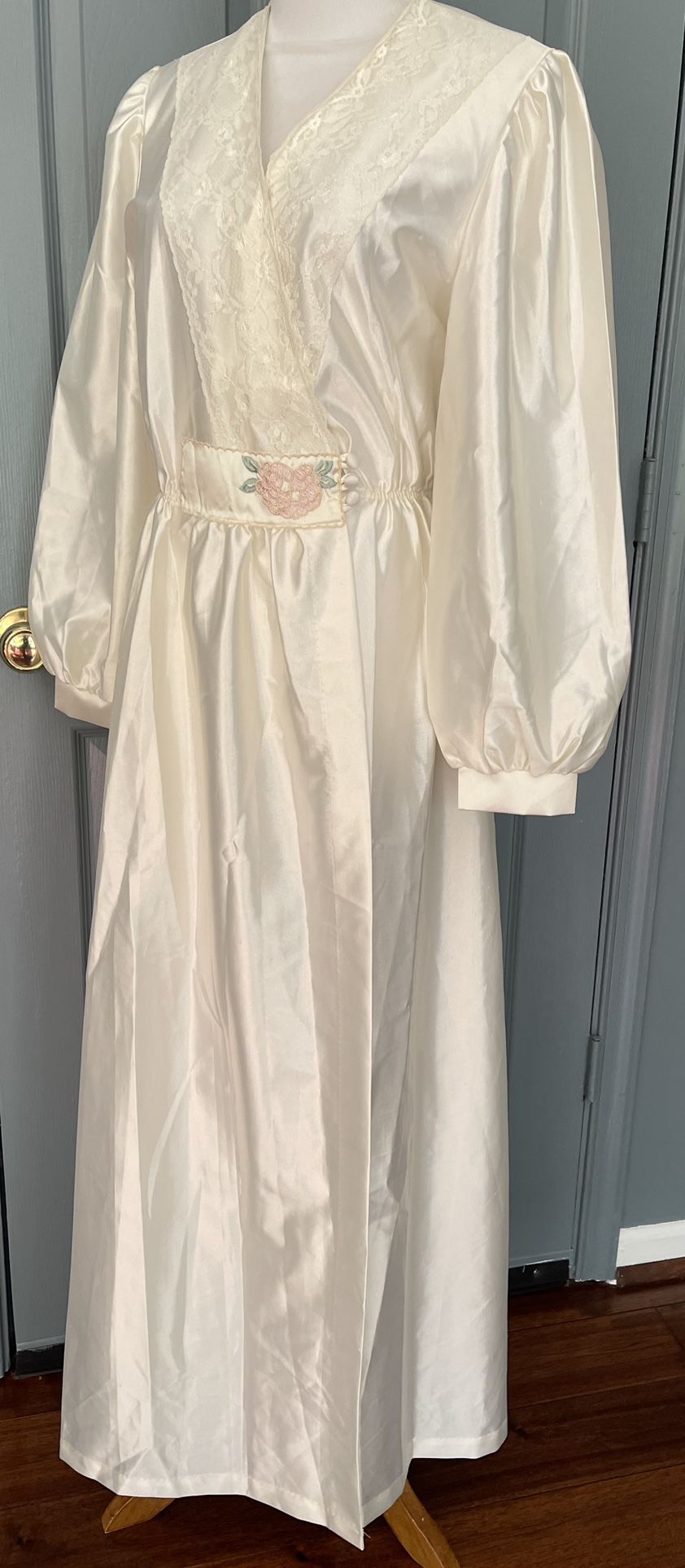 Val.Mode Vantage Lace Trim Embroidery detail ivory Long Robe. 