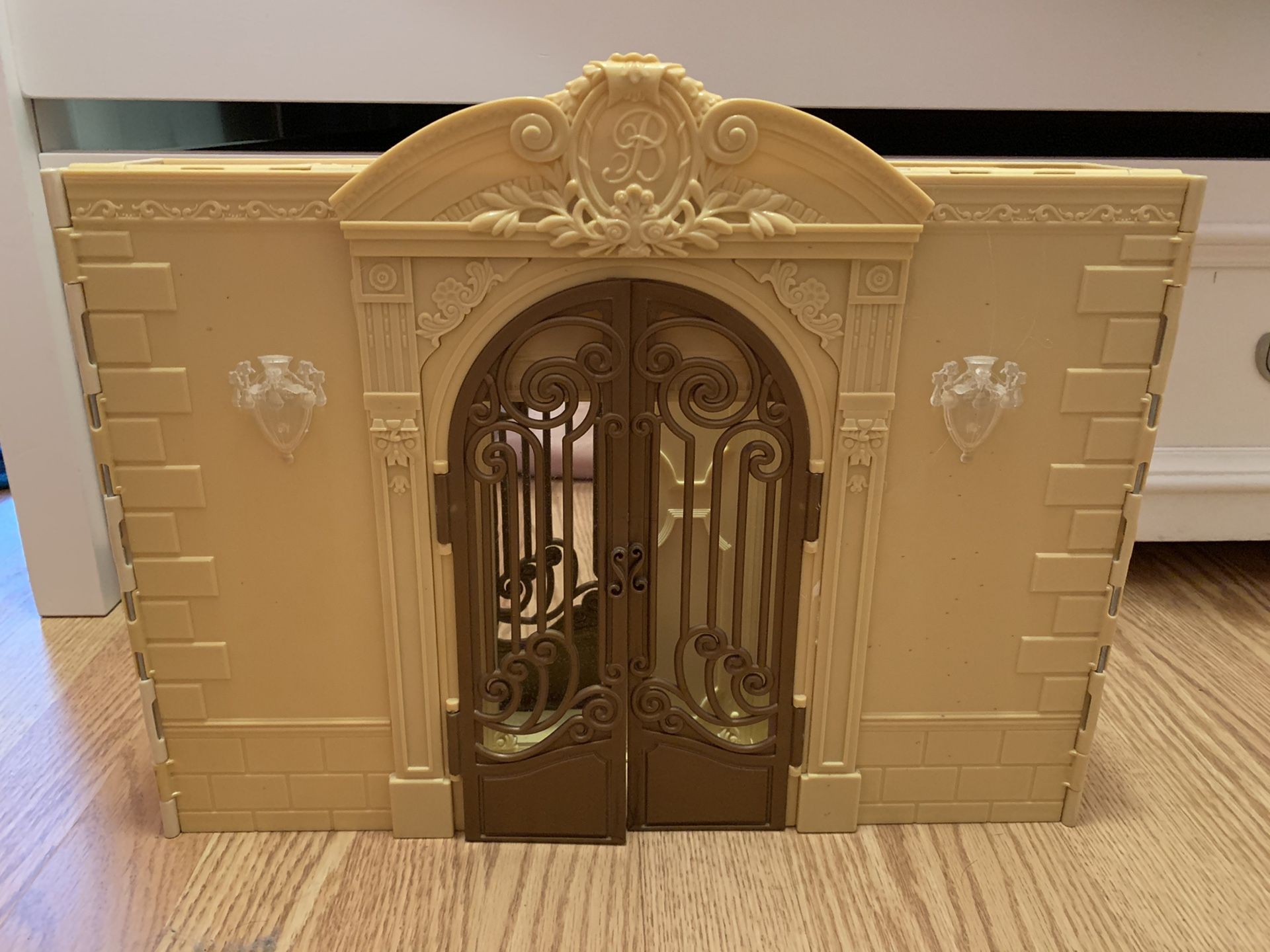 Bratz Dolls Mansion House Fold Out Retro Vintage. Great preowned condition.