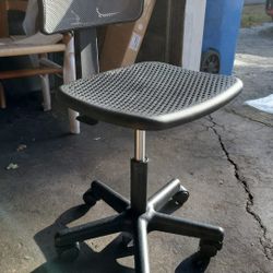 a gray rolling office chair with a mesh back and a round seat. $40 NEW PICKUP ONLY AND CASH