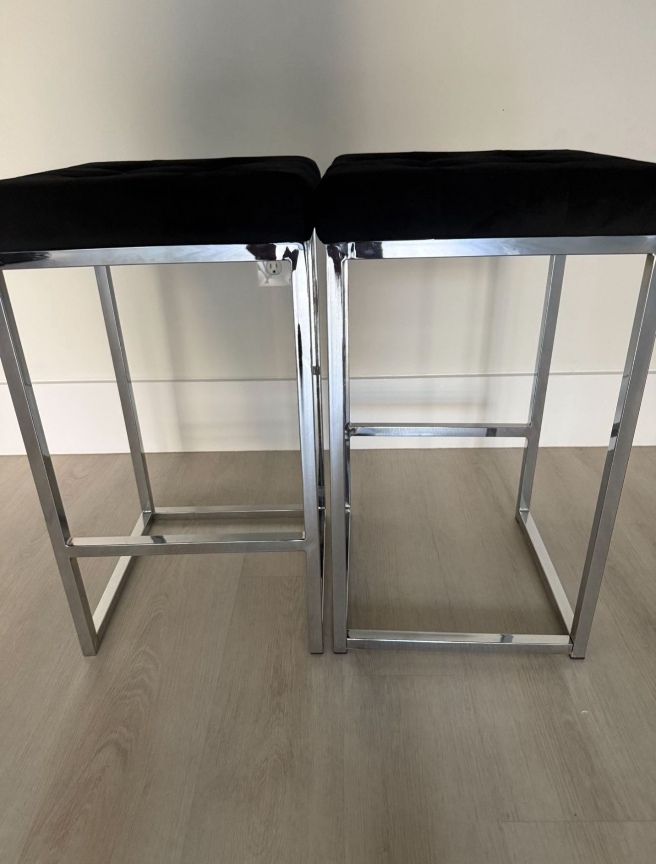 ✨ Modern Velvet Bar Stools – Set of 2, Excellent Condition!