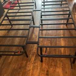 Vase De Metal. Para Cama Matrimonial 