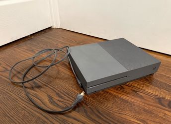 Xbox One S - no controllers included