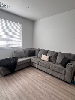 Sectional couch with pullout bed
