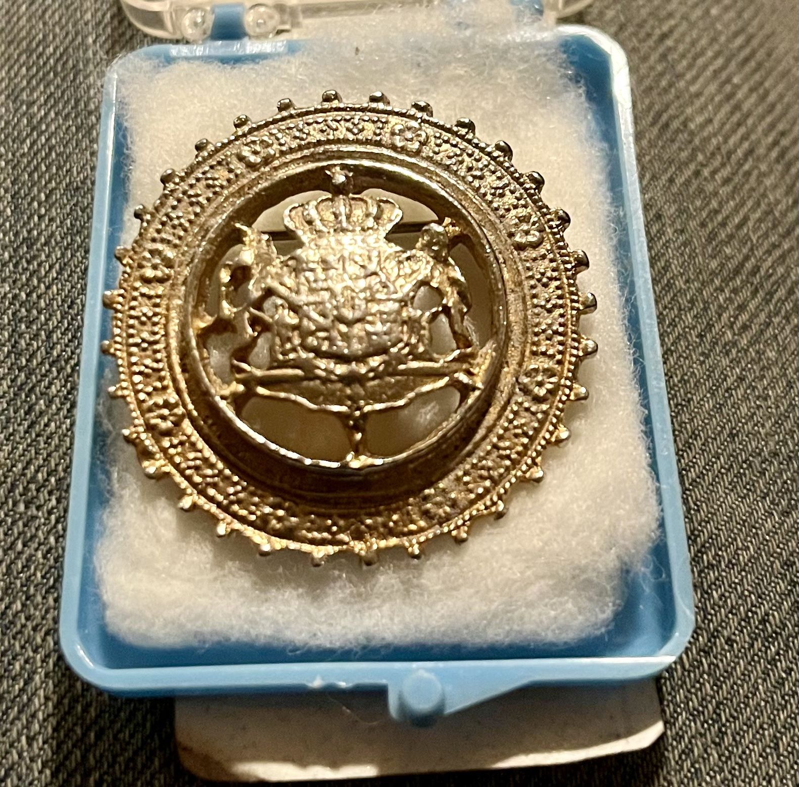 AJC GOLD TONE ROYAL CREST BROOCH