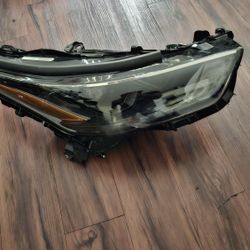 2020 / 2024 Toyota Highlander Headlight Right 