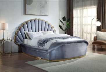 KING PLATFORM BED NEW IN BOX