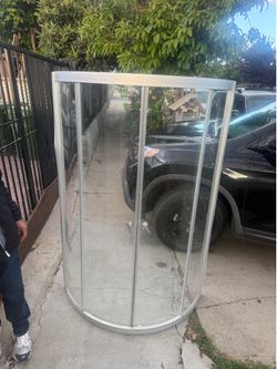 Curved Glass Corner Shower Enclosure – Complete 🚿  Selling a curved glass shower enclosure in good condition. Includes glass panels, frame, and door 
