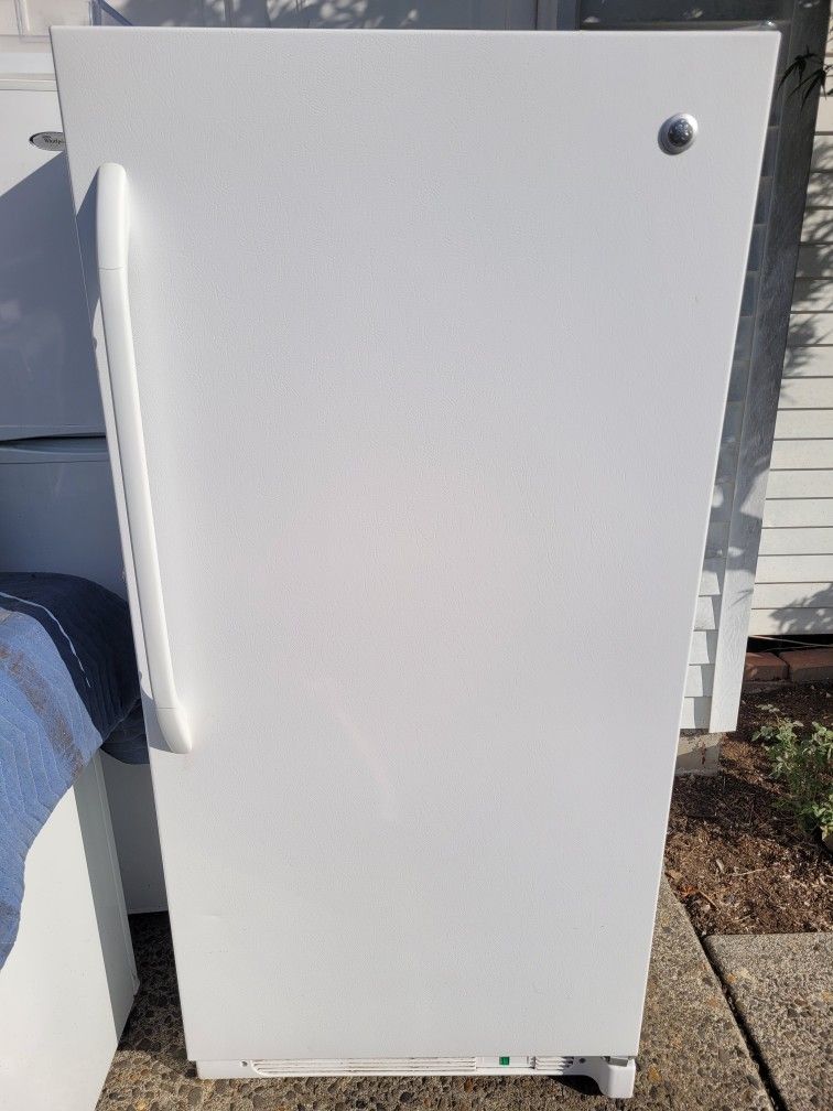GE 14cu Ft Upright Freezer Frostless Frostfree Model for Sale in