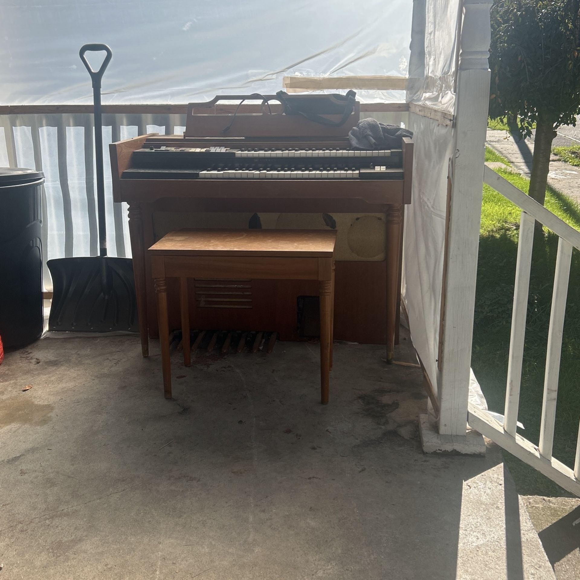 Lowery Organ