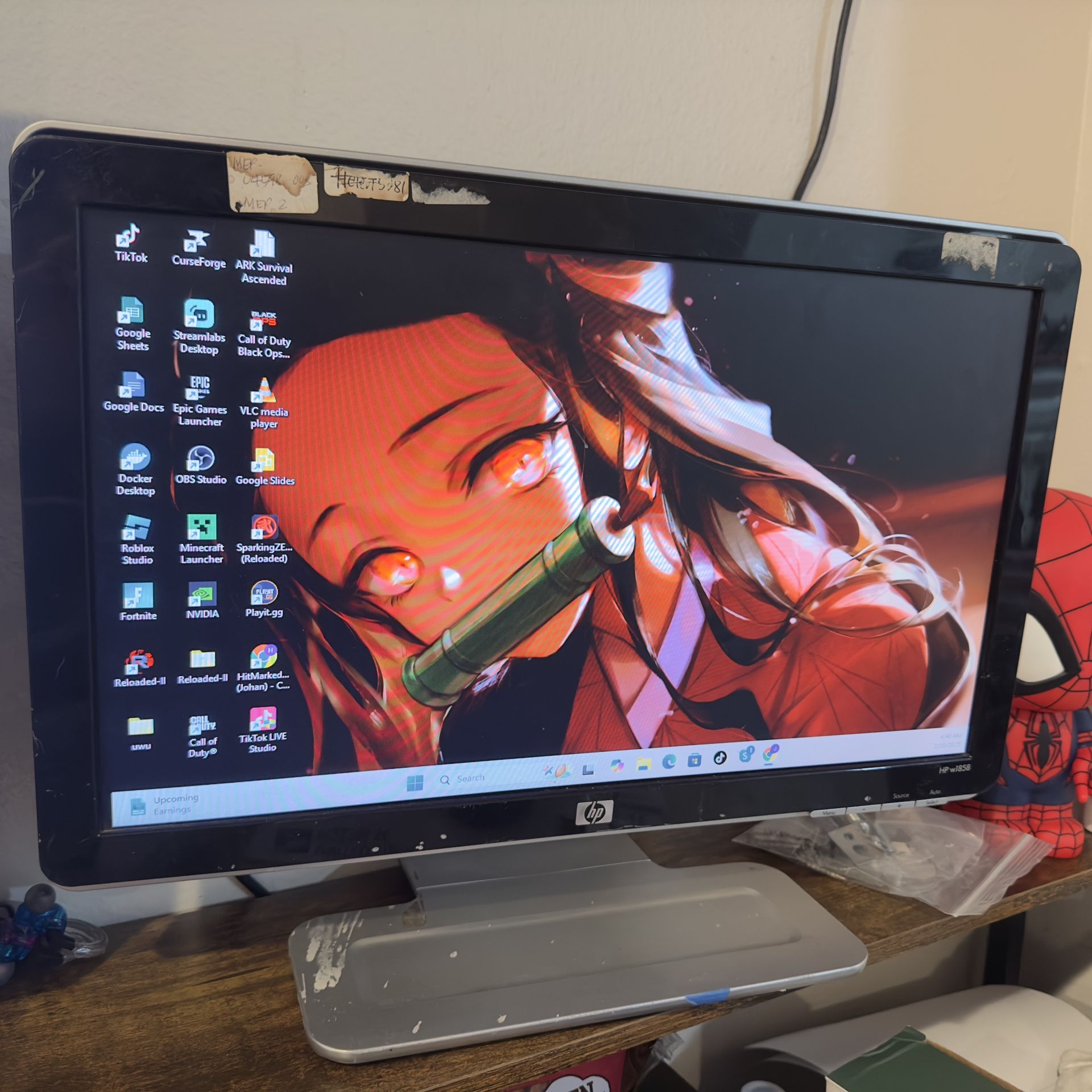 Hp w1858 monitor 18” LCD Works Great - Used With Some Details
