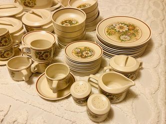 Lenox ( USA) dinner ware set 1970's excellent