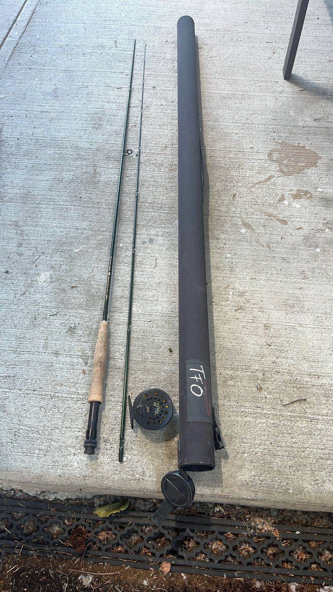 Fork Outfitters (TFO) IM6 Graphite fly fishing rod, specifically a 6 weight, 9-foot, 2-piece model.