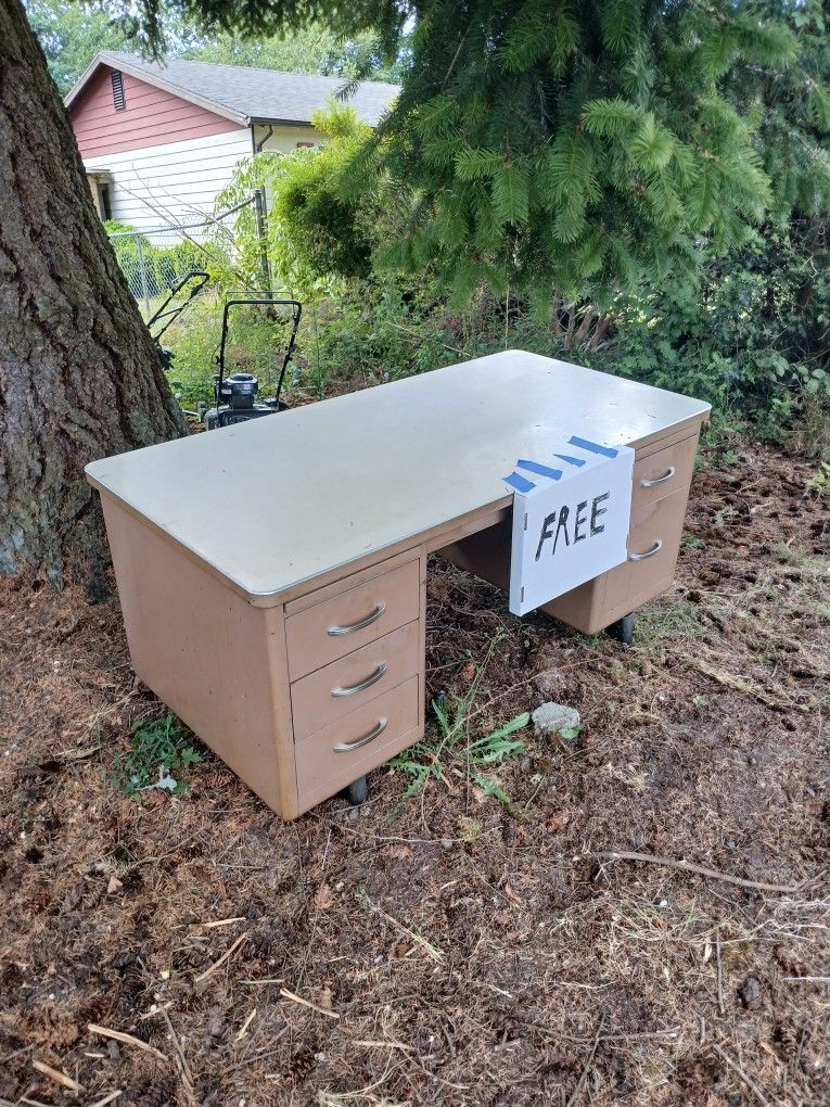 FREE DESK