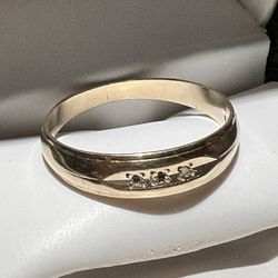 PURE 10K YELLOW GOLD WITH THREE REAL DIAMONDS SIZE 8.5 FOR SALE 