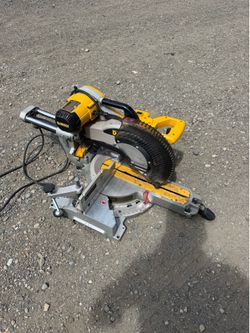 DEWALT DWS780 12” Sliding Compound Miter Saw – Works Great