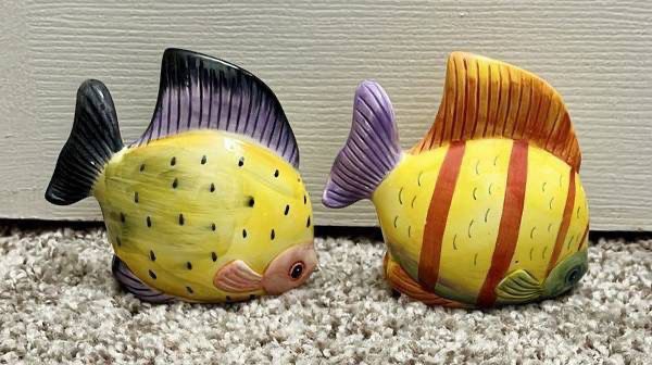 Collectible Hand Painted Colorful Set Of 2 Salt And Pepper Under The Sea Beach Themed Fish Figurine Home Statue Decoration Accent