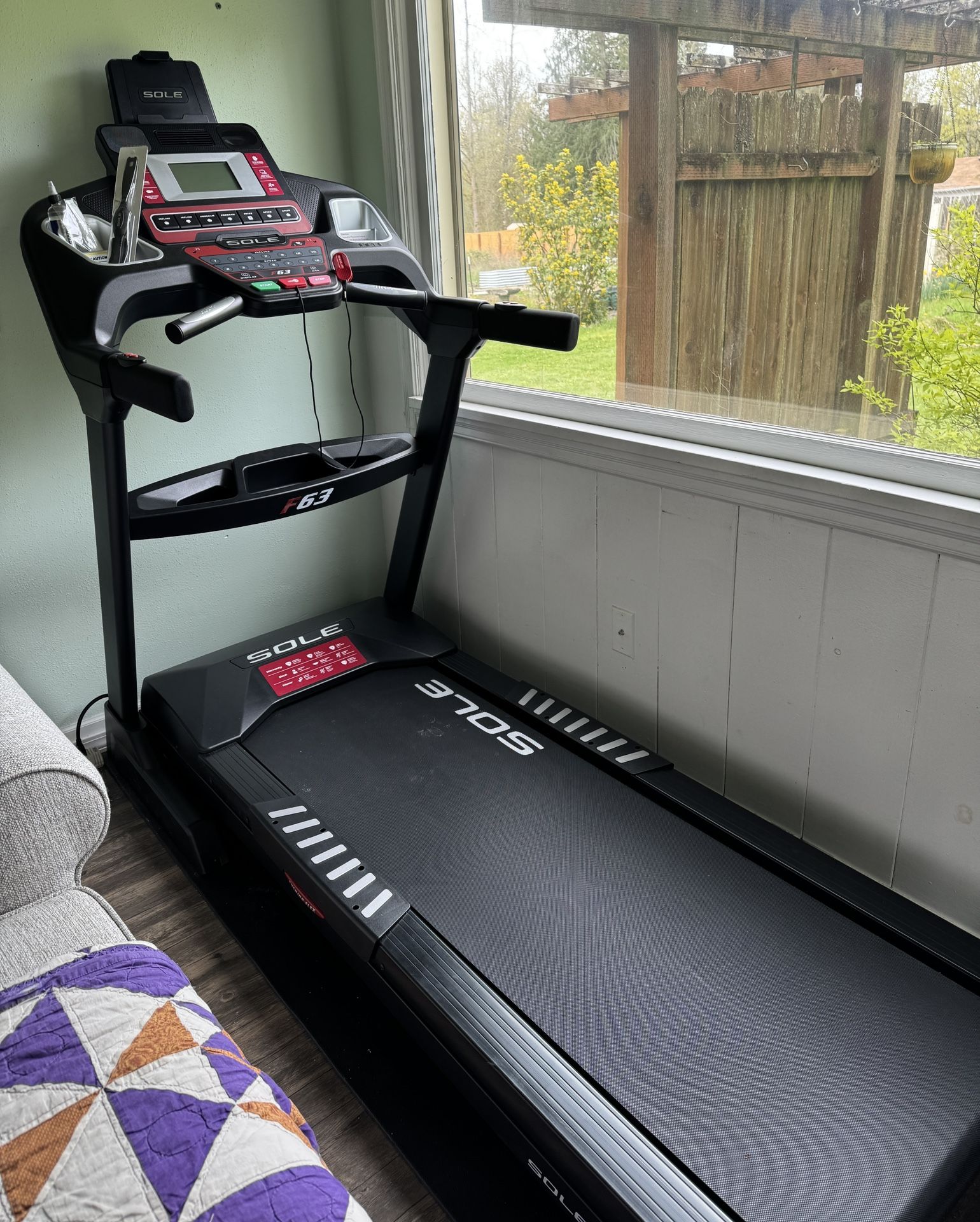 Sole F63 Treadmill with floormat and heart rate strap