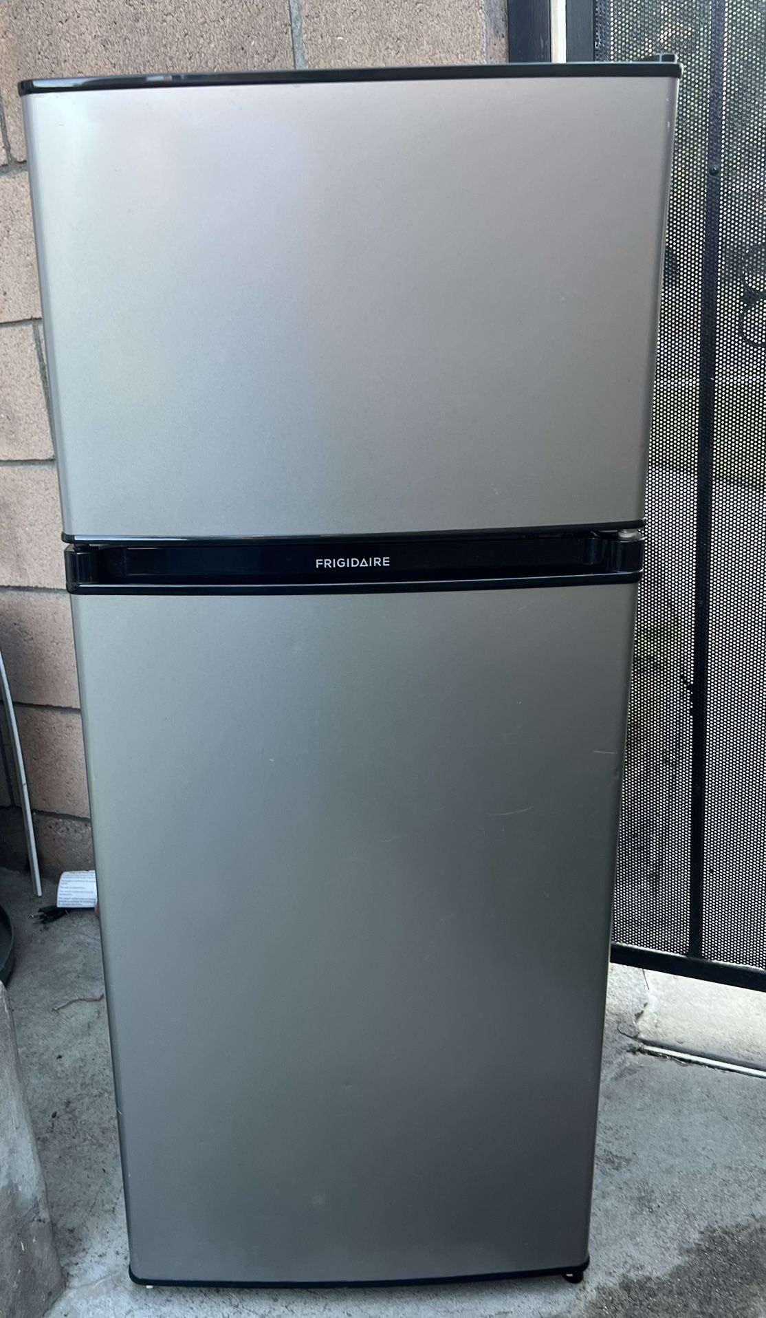 Frigidaire - 4.5 Cu. Ft. Mini Fridge 
