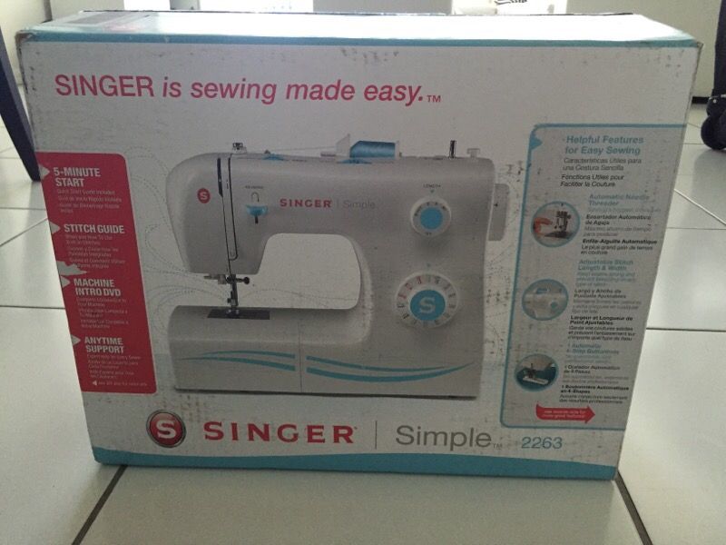 Singer 2233 sewing machine for Sale in Aventura, FL - OfferUp