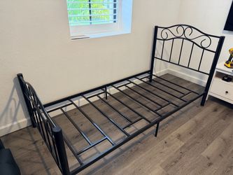 Free twin frame/ box and chair