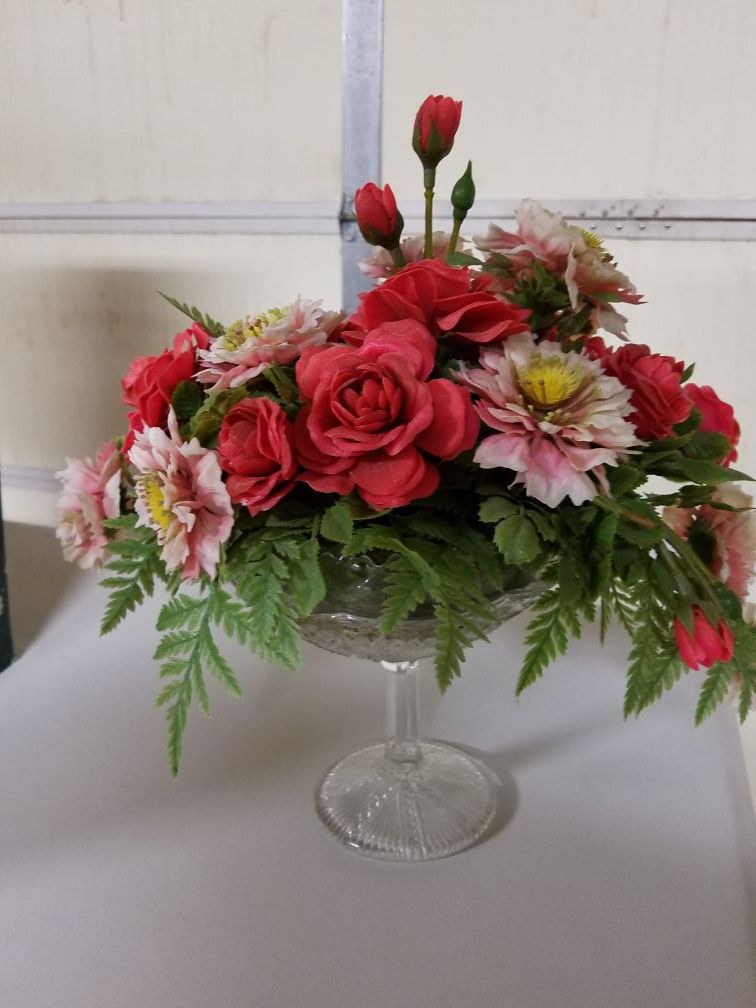 center table flower arrangement.