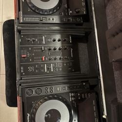 Pioneer CDJ-900 turntables & DJM-350 mixer