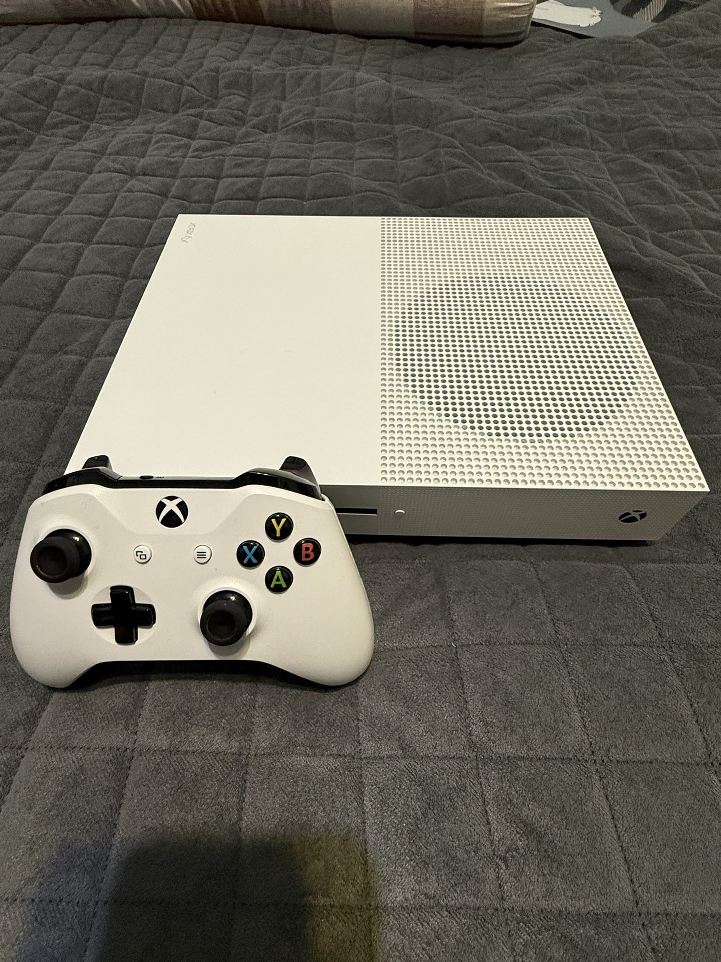 Xbox One S console + controller 1TB
