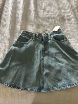 Levi’s women’s denim A-line skirt in medium blue.