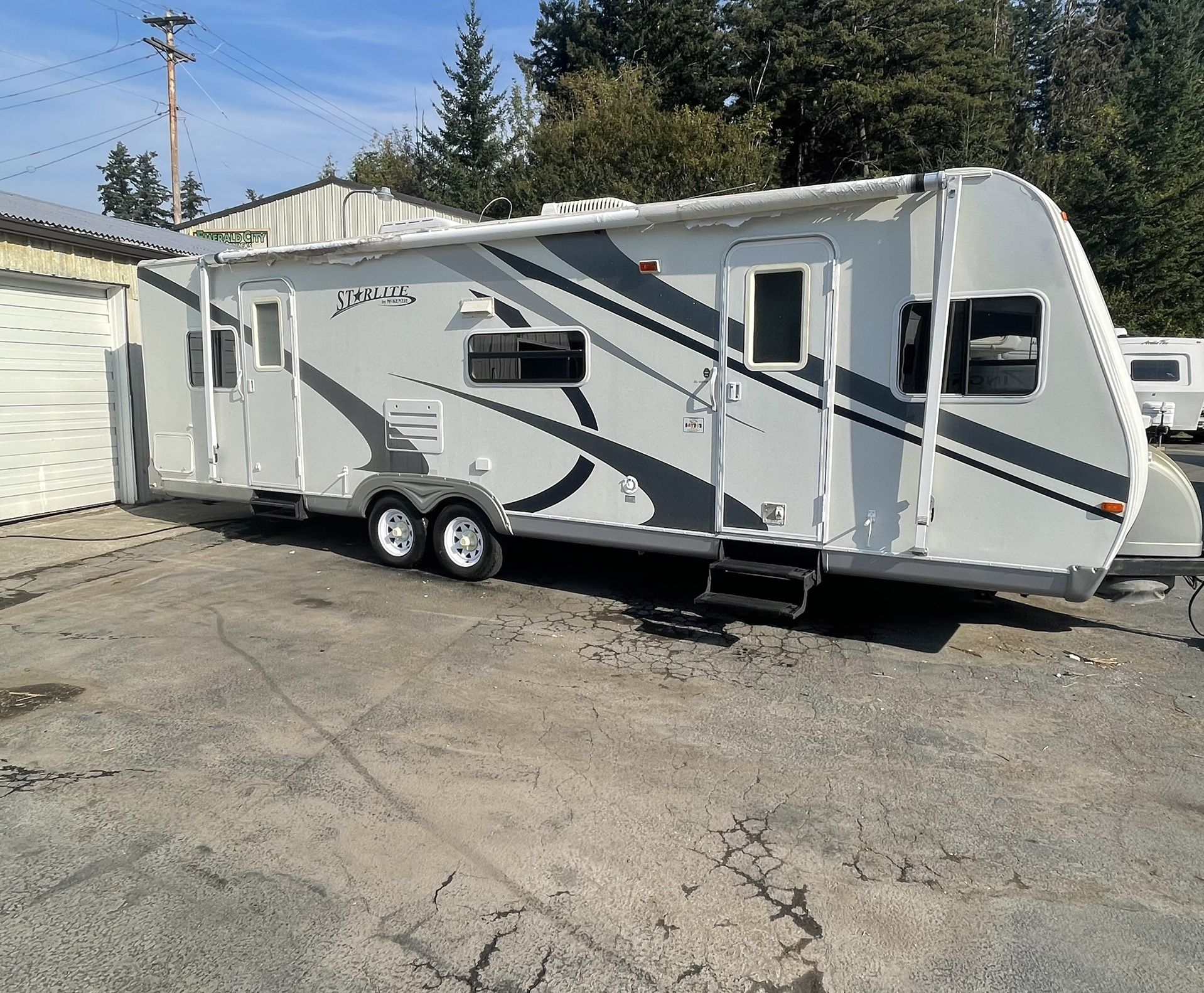 2009 Forest river travel trailer 27ft Slide out roof air conditioning